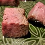 馳走 啐啄一十  - ⑬榊山牛リブロースのオーブン焼き(hirotoの廣戸シェフ)
      廣戸シェフ曰く通常の牛肉より高温で火入れと休ませる間隔を調整すると瑞々しくジューシーで牛肉らしい味わいが拡がる仕上げになるそう。