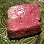 馳走 啐啄一十  - ⑮比婆牛イチボのオーブン焼き(hirotoの廣戸シェフ)
      イチボも脂の旨みを感じ易い部位で、確かに美味しいのですが、後味にくどさを感じてしまいます。