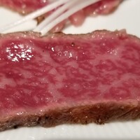 馳走 啐啄一十  - ②炭火焼き榊山牛サーロインたたき
                    5日しか寝かせてない状態で食肉としては準備不足な状態ですが、脂の融点が低く旨みと甘みがサッとやって来てサッと消えていきます。