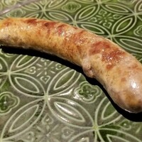 馳走 啐啄一十  - ⑦炭火焼き榊山牛のソーセージ(榊山牛の牛脂15%、榊山牛の肩こぶ85%、塩10g、三温糖少々)【.comm(ドットコミュ)製造】
                      ジューシーで肉の旨みが溢れ出す一品