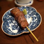 なかなか - 黒毛和牛串。焼きの妙とあいまってﾝﾒえ。