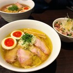 櫻井中華そば店 - 手前が特製中華そば(塩)、奥が味玉中華そば(醤油)、右が炙りチャーシュー丼