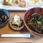 村カフェ とき - きのこの塩こうじスープ・お芋のサラダには豆乳マヨネーズ使用・ひじき
