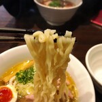櫻井中華そば店 - 特製中華そば(塩) 麺リフトアップ