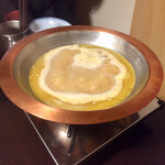 鳥田中 - 鶏鍋の始まり始まり　一回温度を上げてスープからいただきます