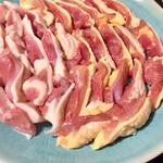 鳥田中 - モモ肉は七谷地鶏と黒薩摩鷄が両方出てきました　脂が白いのが七谷地鶏です