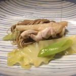 鳥田中 - この芹の根が旨い！苦味と甘みがあって鴨の旨味も全部含んでくれてます