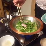 鳥田中 - 鍋もクライマックス　芹にムネ肉のスライスが乗せられていきます