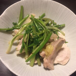 鳥田中 - 蒸し煮になったムネ肉に芹が抜群に合います　カモネギのあとはトリセリです（笑）