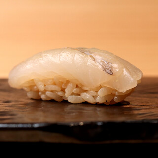 使用时令食材的正宗江户前寿司！我们提供 omakase套餐。