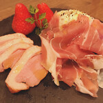 カフェ パルランテ - 生ハムと薫製鴨 チーズとフルーツ