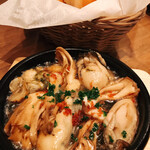 カフェ パルランテ - 牡蠣と舞茸のアヒージョ&バゲット