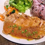 カンティーナ ヴィニエトゥッティ - 付け合わせが豚の肉野菜炒め的なものでした。