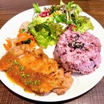 カンティーナ ヴィニエトゥッティ - 鶏モモ肉のソテー（おろしてりやきソース）