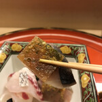 赤坂 菊乃井 - 昼懐石１００００円。明石天然鯛、さごし焼霜。さごしは、板状のポン酢ジュレと一緒にいただきます。とーっても美味しい〜（╹◡╹）（╹◡╹）。大好物ですが、私史上最高のさごし焼霜です（╹◡╹）（╹◡╹）