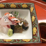 Akasaka Kikunoi - 昼懐石１００００円。明石天然鯛、さごし焼霜。器、盛り付け、食欲を増進させる見た目です(^｡^)。されなくてもありますが（笑）