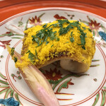 赤坂 菊乃井 - 昼懐石１００００円。からすがれい菜の花焼き。西京焼きのカラスガレイに、玉子の黄身、木の芽で、菜の花畑に見立てています。見た目だけでなく、味わいも三位一体。とーっても美味しかったです（╹◡╹）（╹◡╹）