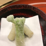 赤坂 菊乃井 - 昼懐石１００００円。山菜の白扇揚げ。焼物の箸休め的に提供されます。カラッとあがり、風味もよく、とても良かったです（╹◡╹）