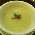 中国麺飯 勇 - 春キャベツとタマネギのスープ。キャベツの芯を蒸してすりつぶす。コーンスープかと思う甘さ。タマネギの炒めも軽くしてほんのり緑のがかった白いスープに仕上げました。