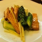 中国麺飯 勇 - アスパラとまこも茸の炒め。まこも茸の食感が面白い。アスパラはフレッシュ！！