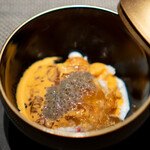 エクアトゥール - 香住蟹、 カリフラワーのピューレ、 コンソメのジュレ、 オマール海老のソース、 蟹味噌と蟹のソース