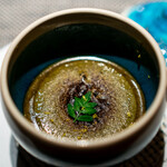 エクアトゥール - 黒鮑と海老芋のフラン、 肝のソース、 柚子の香り