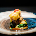 エクアトゥール - ブリオッシュ 伊勢海老とお肉で、 エポワスチーズをサンド ベアルネーズソース、 フォンドボー