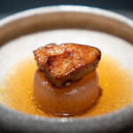 エクアトゥール - フォアグラの炭火焼き コンソメで炊いた大根