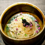 エクアトゥール - 冷たい麺をオイルベースで、 数の子、 キャビア、 花穂紫蘇