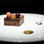 エクアトゥール - チョコレートとイチゴ、 生クリーム、 ガトーショコラ、 チョコレートのムース、 イチゴのアイス