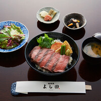 黒毛和牛のステーキ丼（ミニサラダ付き）