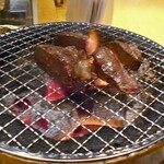 赤身肉とホルモン焼き コニクヤマ - 豚塩ホルモン（焼肉中）