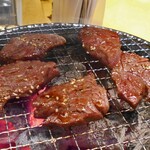 赤身肉とホルモン焼き コニクヤマ - 厚切りハラミ（焼肉中）