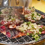 赤身肉とホルモン焼き コニクヤマ - 山盛りネギタン（焼肉中）