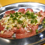 赤身肉とホルモン焼き コニクヤマ - 山盛りネギタン