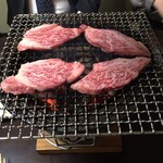 炭火焼肉 ホルモン やまと - 厚切りロースの焼き風景は壮観