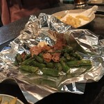 鉄板居酒屋 へらちょんぺ - アスパラベーコン（500円）　Ｍっる撮影