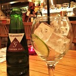 アティコドス - ジンジャーエールはライム付き