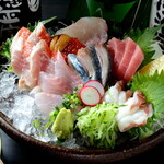 Bishoku Sakedokoro Mon - 生のマグロと地魚の盛り合わせ