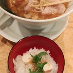 Ichimentenni Tsuuzu - 麺大盛り＠１００円にすれば良かったかと、一瞬後悔したが・・・ 残ったラーメンスープをかけて頂く、「追い飯」の存在に気づきます。 よく考えていますねえ・・・「追い飯」が・・・旨い！