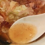 Ichimentenni Tsuuzu - スープを頂きます。 少し濃いめの醤油味。 麺に絡むと丁度良い感じです。