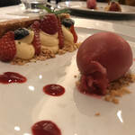 ビュー＆ダイニング コトシエール - 季節のベリーのミルフィーユ仕立て カシスのソルベを添えて