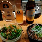 炭焼炉端 二代目 真魚板 - ノンアルコールビールとお通しのサラダ（左）と、名物のカマ大根！（右）