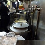 ラーメン道楽 - 厨房内ではリアルでガラが炊かれておりました！