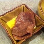 龍叶苑 - ざぶとんは、すき焼きのように出汁たまごにつけて食べます！