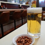 味楽 - 生ビール（450円）はピーナツつき。