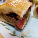 ブーランジェリーランプパティスリーシオン 富塚店 - グリル野菜とチーズのカレーパン 断面