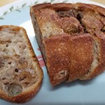 ブーランジェリーランプパティスリーシオン - イチジクとくるみの田舎パン 350円