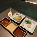 EZO TEPPAN W6 - [奥]鮭節醤油と山わさび [中央]胡麻ダレ [手前]ぽん酢とおろし、ネギの薬味