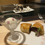 EZO TEPPAN W6 - 桜餅アンクルート、甘酒アイス添え(サービスのプレートは外して撮影)